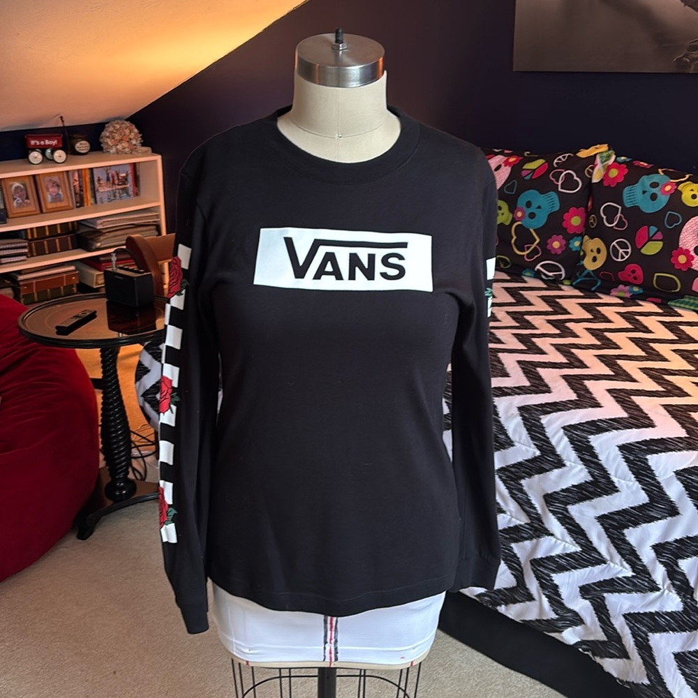 Woman’s VANS black long sleeved tee size smalll